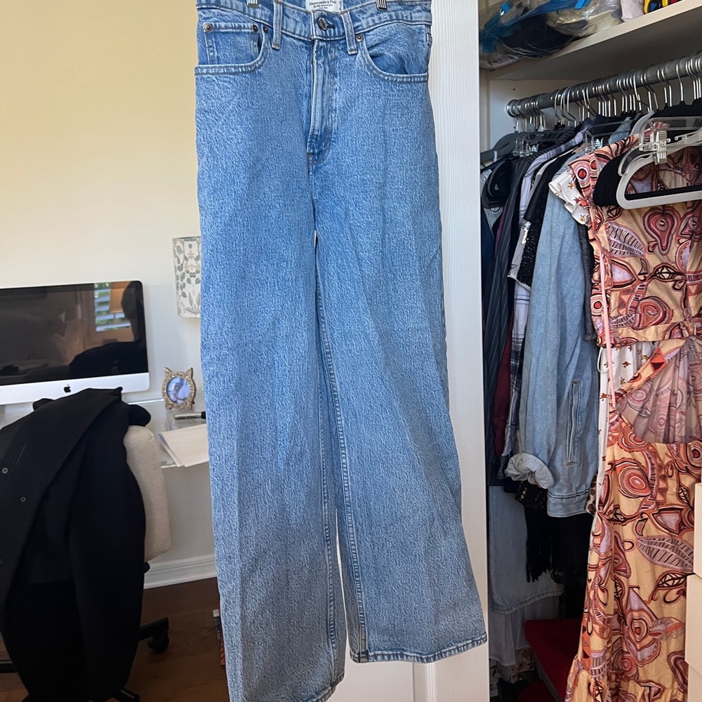 Abercrombie 90s Relaxed Jean High Rise Size 27 Short
